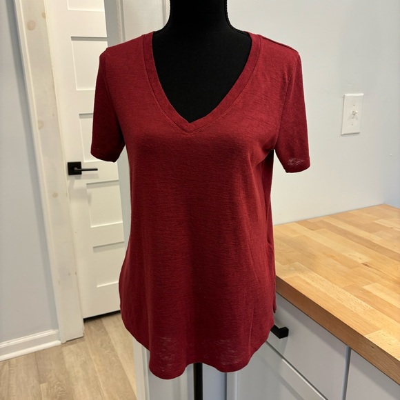 Athleta V-Neck Athletic Breezy Scoop T-Shirt in Burgandy Small - Picture 3 of 6